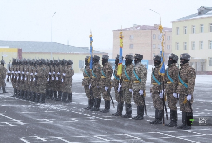 Генерал-майор Алмаз Джумакеев: Укомплектованность - 60 процентов солдаты контрактной службы, а 40 процентов солдаты срочной службы. Строевая подготовка солдат. Фото©Марат Абилов