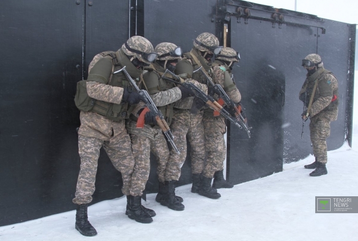 Солдаты отрабатывают стрельбу на скорость боевыми патронами. Фото©Марат Абилов