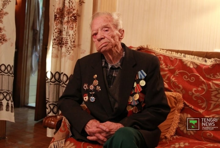 Владимиру Березницкому не было еще и 18 лет, когда в мае 1944 года его призвали на фронт. Он попал в десантные войска и совершил один учебный и два боевых прыжка. Несколько пуль попали в ногу и в живот, одна в голову - прошла навылет. Врачи не смогли сохранить ему ногу, а от ранения в голову у него повреждена челюсть и правый глаз.
Фото ©Владимир Прокопенко