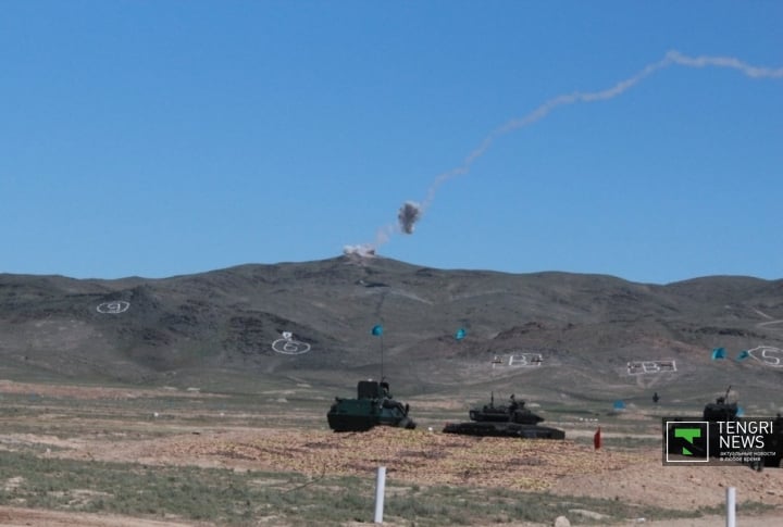 свыше 400 единиц военной техники, более 80 самолетов и вертолетов были задействованы в параде.
Фото ©Владимир Прокопенко