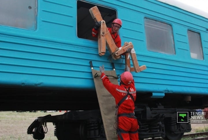 Спасатели эвакуируют условного пострадавшего. Фото ©Владимир Прокопенко