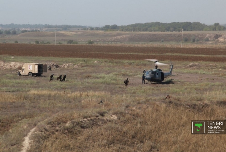 Военнослужащий получает ранение и его эвакуируют на вертолете.
Фото ©Владимир Прокопенко