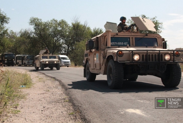 Колонну с гуманитарным грузом сопровождают боевые Hummer.
Фото ©Владимир Прокопенко