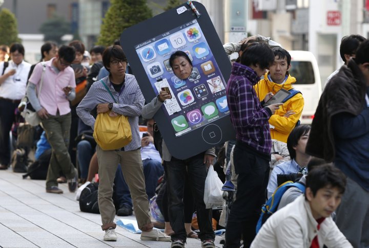 Живая очередь. Фото ©REUTERS