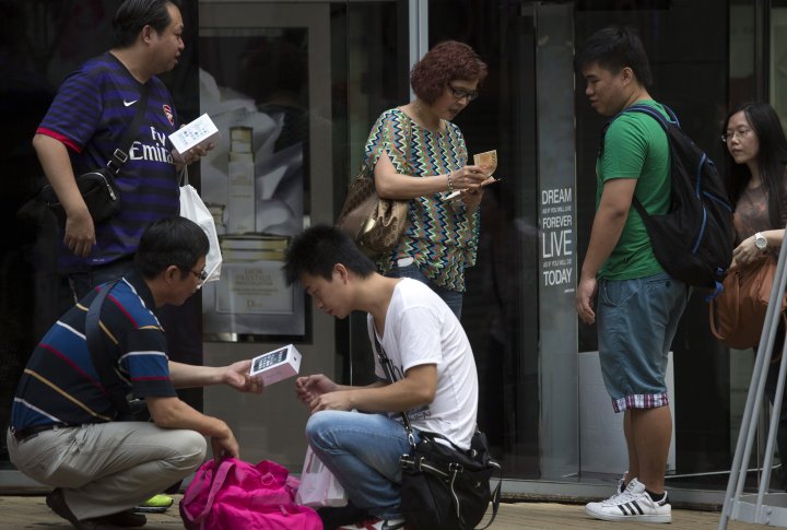 Перпродажа  iPhone 5S в Гонконге. Цена - выше официальной на 30$. Фото ©REUTERS