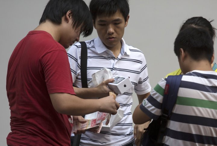 Перпродажа  iPhone 5S в Гонконге. Цена - выше официальной на 30$. Фото ©REUTERS