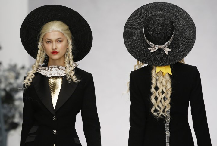 Модели представляют коллекцию от Meadham Kirchhoff. Неделя моды в Лондоне. Фото ©REUTERS