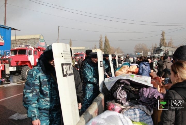 The law enforcement authorities had to prevent people from approaching the containers on fire. ©Vladimir Prokopenko