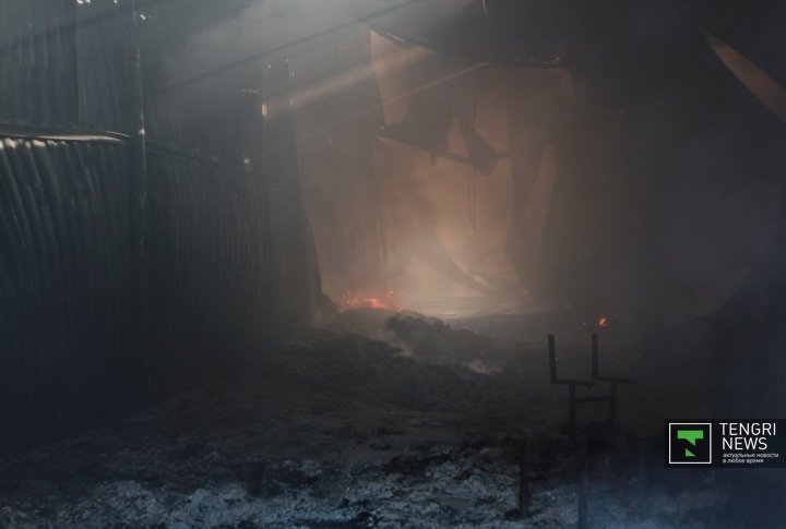 A container on fire.
©Vladimir Prokopenko