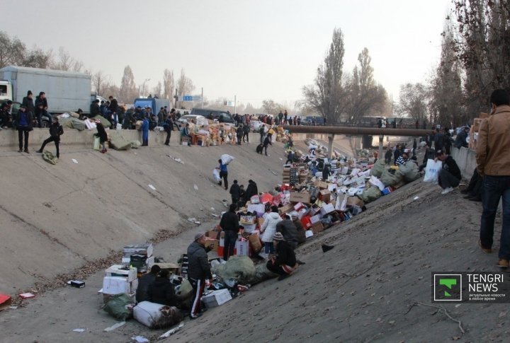 Traders sorting the rescued goods. ©Vladimir Prokopenko 