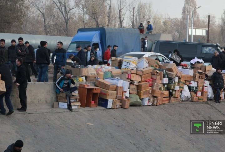 Traders were guarding the goods they saved from the fire. ©Vladimir Prokopenko