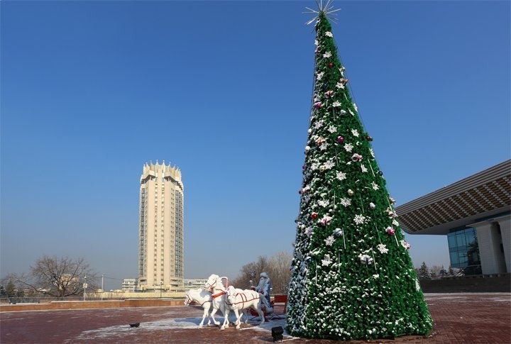 Christmas tree in front of the Republic Palace. ©Yaroslav Radlovsky