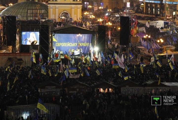 The activists give speeches even at the night. ©Vladimir Prokopenko