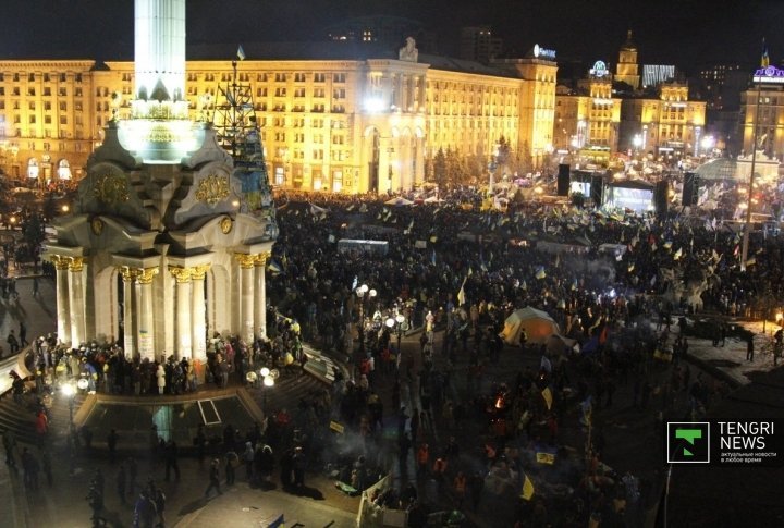 EuroMaidan at night. ©Vladimir Prokopenko