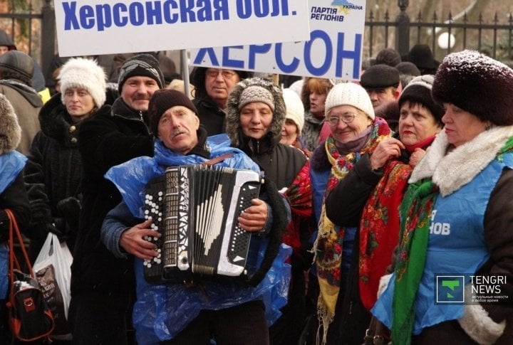 Behind the police cordon people sang songs and expressed their support to Vladimir Yanukovich policy. ©Vladimir Prokopenko