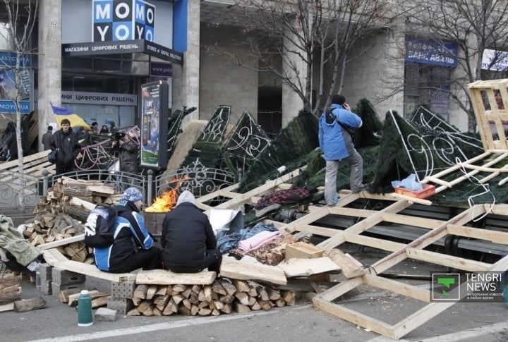 24-hour watch at the barricades.
©Vladimir Prokopenko