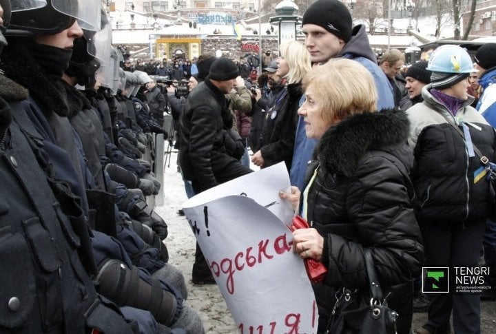 The protestors were holding back the police attack. ©Vladimir Prokopenko