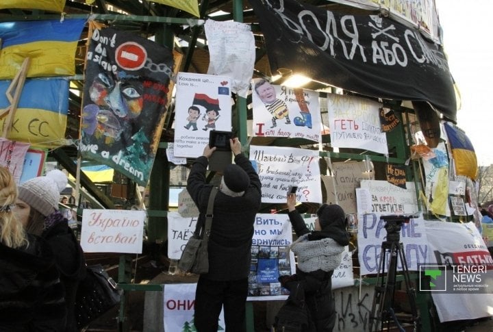 A Christmas tree decorated with leaflets and posters has become one of the symbols of the opposition. ©Vladimir Prokopenko