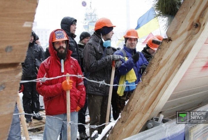 Meanwhile Maidan was getting ready to defend themselves. ©Vladimir Prokopenko