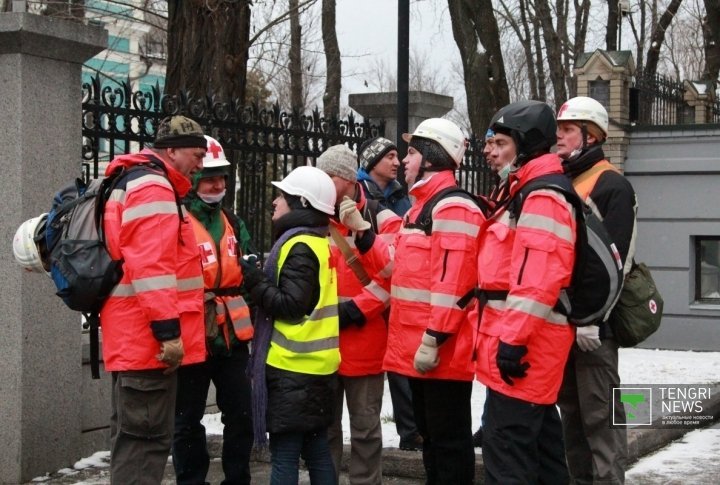 Paramedics stood ready to provide first aid in case of clashes between the protesters and the police. ©Vladimir Prokopenko