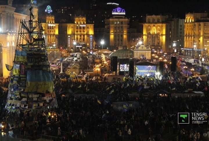 EuroMaidan at night. ©Vladimir Prokopenko