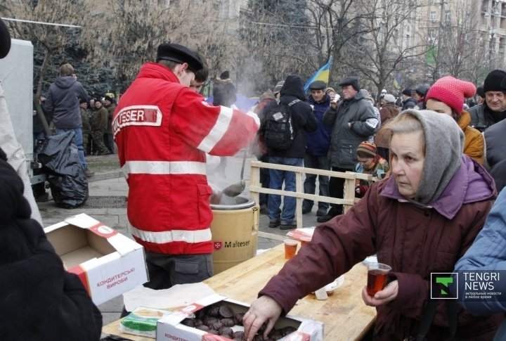 The catering is free and regular at the EuroMaidan (EuroSqaure). ©Vladimir Prokopenko