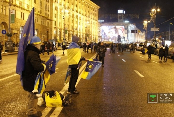 Revolutionary emblems sold in the streets. ©Vladimir Prokopenko