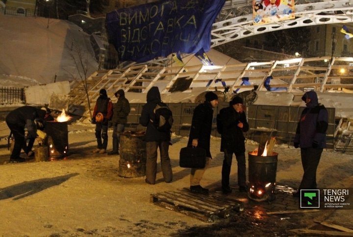 Protesters awaiting for police to storm the barricades. ©Vladimir Prokopenko