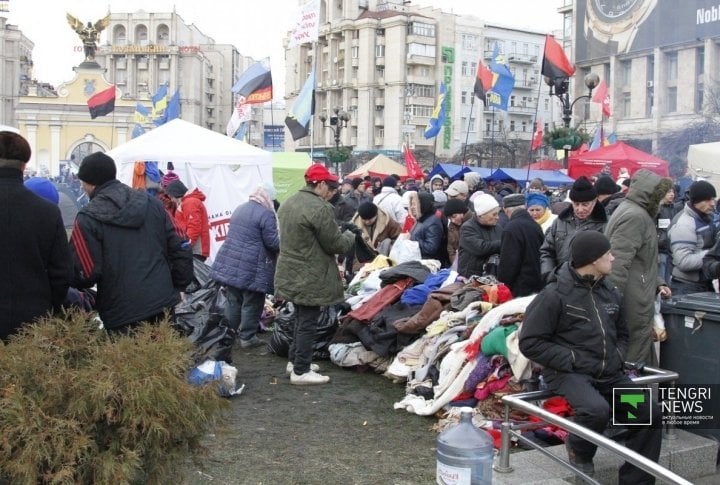 Residents of Kiev bring warm clothes for protesters who sleep in tents. ©Vladimir Prokopenko