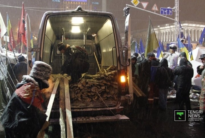 Wood for reinforcement of the barricades. 
©Vladimir Prokopenko