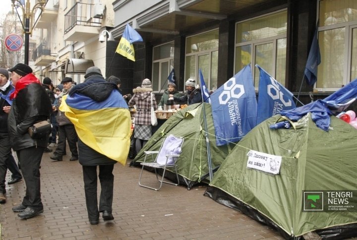 Rallies were not interrupted, even for the night time. ©Vladimir Prokopenko