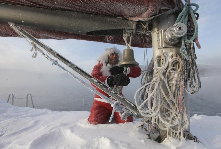 Valery Kokoulin, 47, dressed as Santa Claus, rings the bell on his self-made yacht to mark the end of the sailboat season, Russia. ©Reuters/Ilya Naymushin