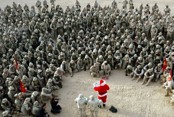 Santa Claus greets U.S. sea soldiers in Kuwait. ©Reuters/Chris Helgren