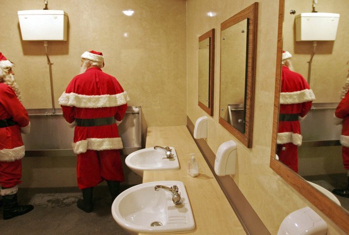 Santas take a break during a day of teaching in central London. ©Reuters/Toby Melville