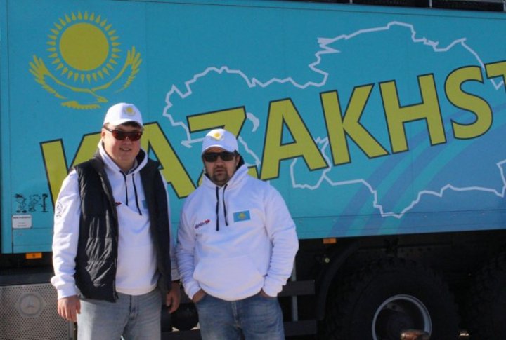 Pilots Kanat Shagirov and Yuriy Sazanov. ©Vesti.kz