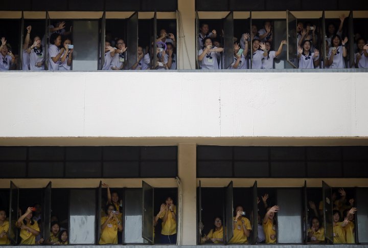 Students welcoming the demonstrants matching by their school. ©Reuters