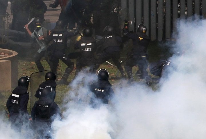 A protester fights with a knife against the police near the stadium in the center of Bangkok. ©Reuters