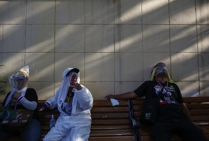 Demonstrators cover their faces trying to protect themselves from tear gas. ©Reuters