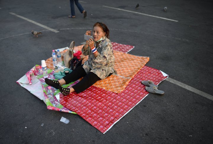 A protester is applying a make up. ©Reuters