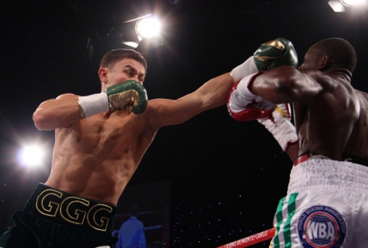 Kazakhstan boxer kept his rival at a distance. ©Sumio Yamada