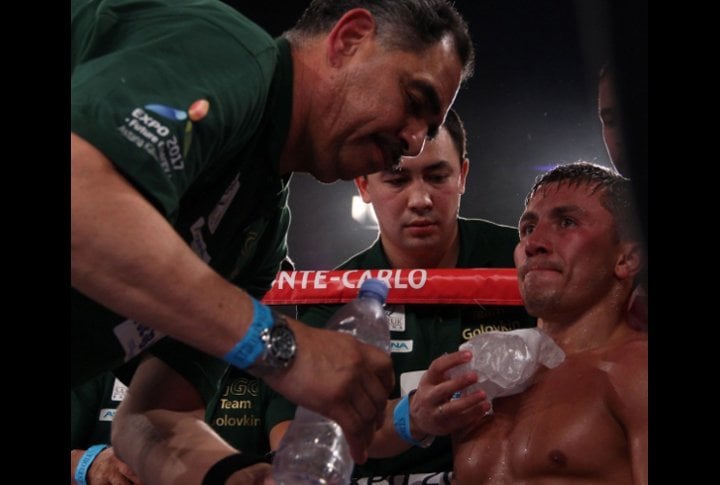 Golovkin relaxing between rounds. ©Sumio Yamada