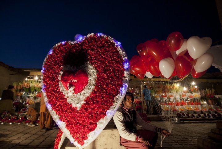 A salesman waiting for customers in the street on the Valentines Day eve in Pakistan. ©Reuters