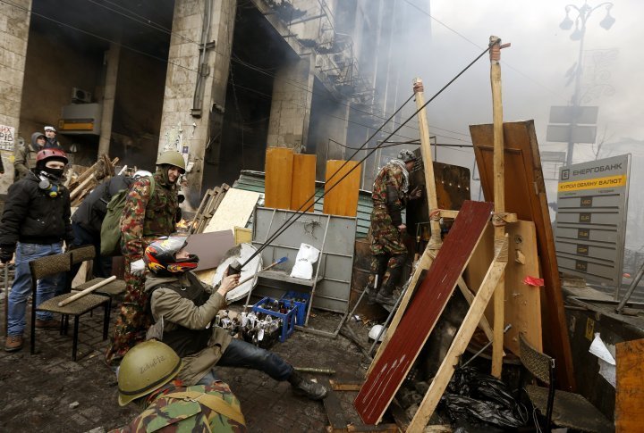 The anti-government protestors use improvised catapults to fire various objects at riot police in central Kiev. ©Reuters