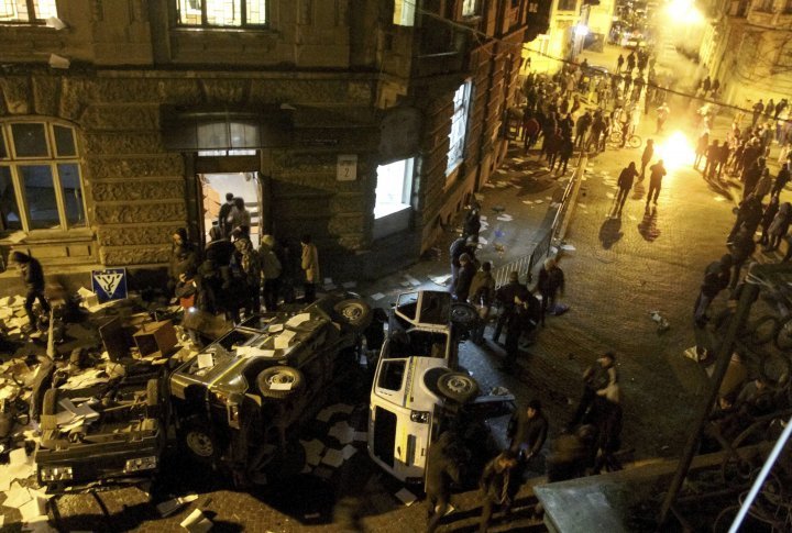 Anti-government protestors near the District Department of the Interior in Lviv. ©Reuters