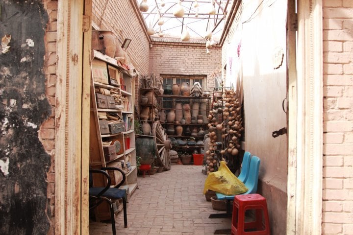 One can find numerous antique shops in the old city. ©Vladimir Prokopenko