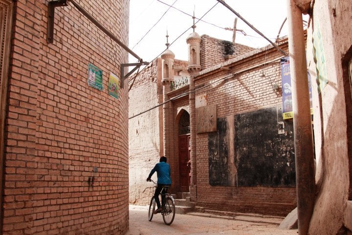 23-year-old Shoqan, disguised as a merchant named Alimbai, arrived in the ancient Kashgar on October 1, 1858. He moved in with his supposed relatives and began studying the region. For five months the Kazakh scientist immersed himself in learning the local way of life, culture and customs.
©Vladimir Prokopenko