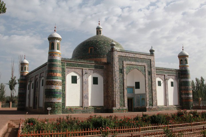 Having returned to the historical center of Kashgar, the expedition visited one of the major landmarks of the ancient city - the tomb of the rulers of Kashgar, the mausoleum of the religious and political leader of Eastern Turkistan Abakh Khoja.
©Vladimir Prokopenko