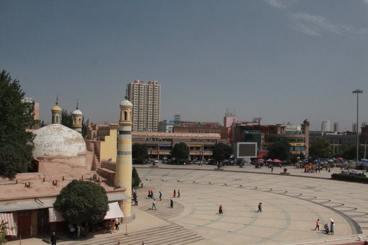 There are 18-meter minarets at each side of the gates of Id Kah. After the central arch there is a large courtyard, the place of worship. The yellow-white mosque can accommodate more than ten thousand people.
©Vladimir Prokopenko