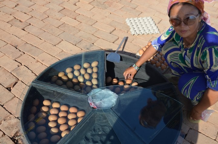 The local residents use the high air and soil temperatures to cook. The woman in the picture cooked several dozen eggs right in the sand. ©Dzhaliya Dzhaidakpayeva