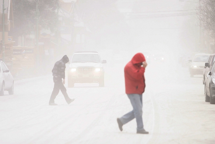 Citizens pass through the shroud of volcanic ash and smoke. ©REUTERS